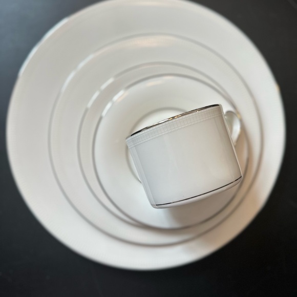 8 plate settings - Tribeca Lenox Bone China - Picture 7 of 9